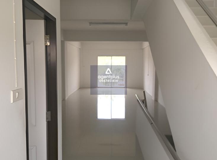 อาคารพาณิชย์ 3 ชั้น โครงการบูรพาแลนด์ ชลบุรี ทำเลดี บริเวณรอบทรัพย์เป็นแหล่งชุมชน เดินทางสะดวก ทรัพย์ตั้งอยู่บนถนนอัสสัมชัญ–ไร่กล้วย รายล้อมด้วยสิ่งอำนวยความสะดวกครบ เหมาะสำหรับอยู่อาศัยหรือประกอบธุรกิจ