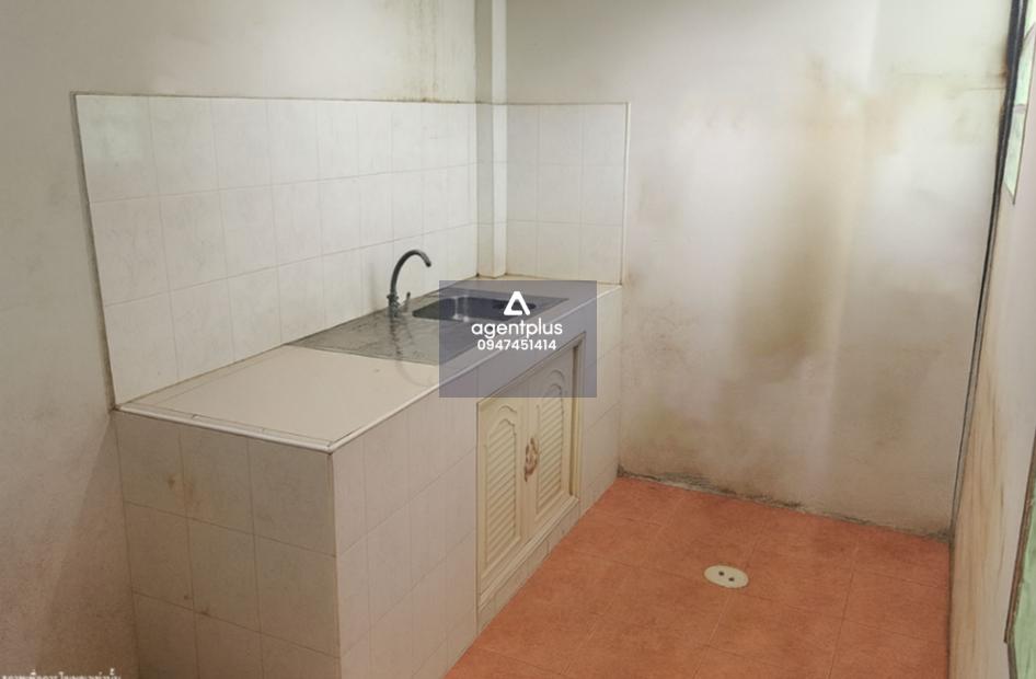 ทาวน์เฮ้าส์ 2 ชั้น วราสิริ 1 ศรีราชา ถนนหนองพังพวย เดินทางเข้า-ออกสะดวก บริเวณโดยรอบเป็นแหล่งชุมชน