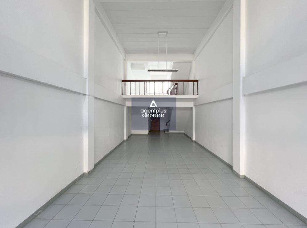 อาคารพาณิชย์ 3.5 ชั้น โครงการวิรากร สัตหีบ : ปรับปรุงใหม่ ทำเลดี ใกล้ถนนสุขุมวิท การคมนาคมสะดวก รายล้อมด้วยอาคารพาณิชย์และสิ่งอำนวยความสะดวกครบ พร้อมสาธารณูปโภค เหมาะสำหรับอยู่อาศัยและประกอบธุรกิจ