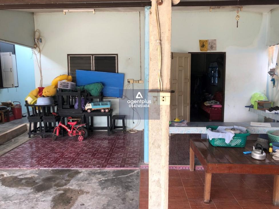 บ้านเดี่ยวชั้นเดียว ทำเลดี ติดถนนเทศบาลพัฒนา 2 และถนนเลี่ยงหนองมน การเดินทางสะดวก สาธารณูปโภคครบครัน อยู่ในบริเวณชุมชน