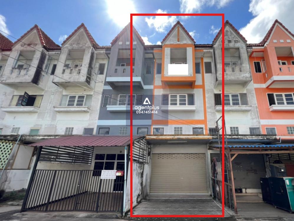 อาคารพาณิชย์ 3.5 ชั้น โครงการวิรากร สัตหีบ : ปรับปรุงใหม่ ทำเลดี ใกล้ถนนสุขุมวิท การคมนาคมสะดวก รายล้อมด้วยอาคารพาณิชย์และสิ่งอำนวยความสะดวกครบ พร้อมสาธารณูปโภค เหมาะสำหรับอยู่อาศัยและประกอบธุรกิจ