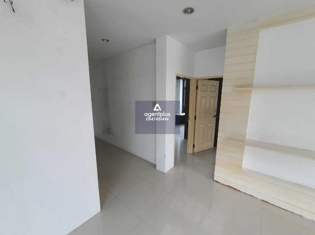 บ้านเดี่ยวชั้นเดียว โครงการตั้งอยู่ติดถนนหนองกาน้ำ-พานทอง (ชบ.3023) บริเวณ กม.ที่ 5+300 การคมนาคมสะดวก สาธารณูปโภคพร้อม โครงการพารากอนการ์เด้นโฮม พานทอง