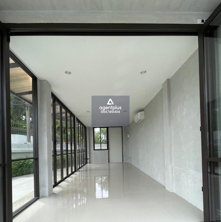 ให้เช่าพื้นที่สำนักงาน ออฟฟิศ คลีนิค ร้านค้า (ซอยชักพระ 19 ใกล้ตลาดน้ำตลิ่งชัน สำนักงานเขตตลิ่งชัน) อาคารใหม่ ได้รับการออกแบบอย่างสวยงาม ช่วยสร้างภาพลักษณ์ให้กับธุรกิจของคุณ พร้อมเข้าอยู๋ได้ทันที ติดแอร์แล้ว มีลานจอดรถบริการ