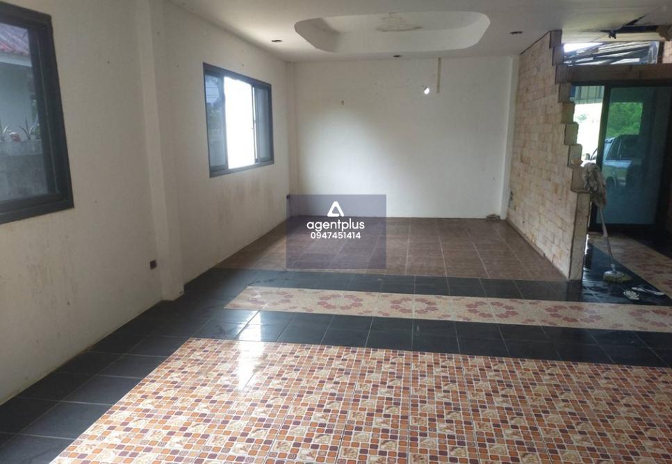 บ้านเดี่ยวชั้นเดียว ทำเลดีใกล้ถนนสุขุมวิท-หาดแม่รำพึง รูปแปลงคล้ายสี่เหลี่ยมผืนผ้า โครงสร้างคอนกรีตเสริมเหล็ก หลังคาซีแพคโมเนีย