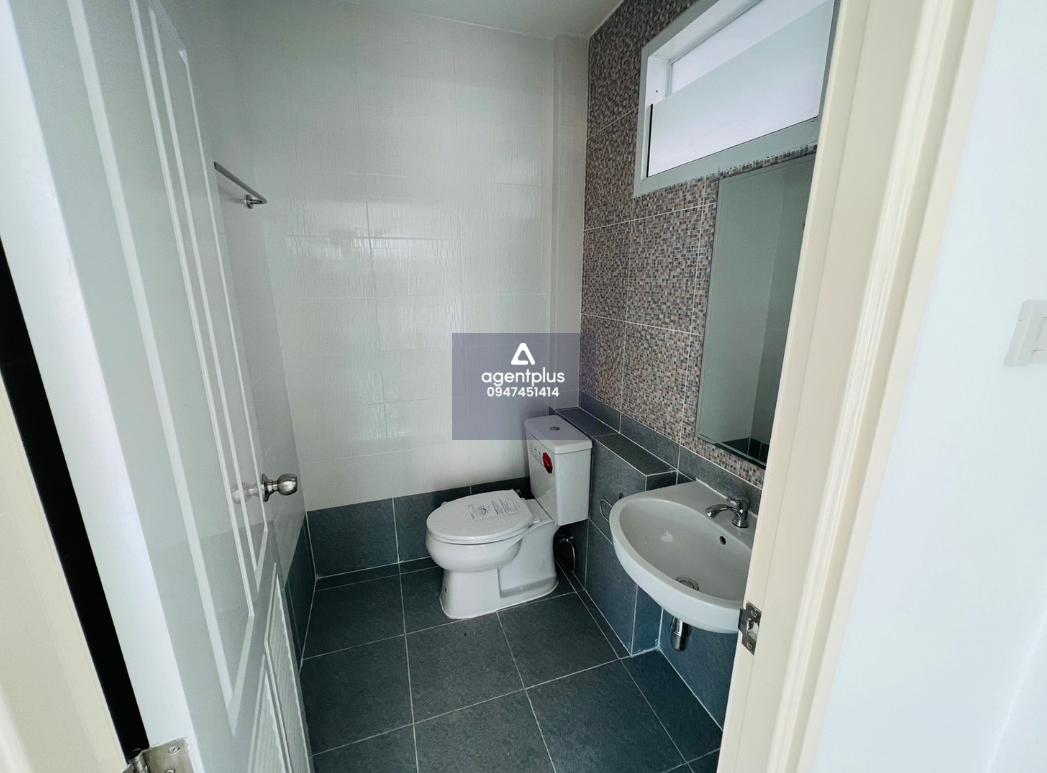 ทาวน์เฮ้าส์ 2 ชั้น บุษบา เขาดิน-สวนเสือ จากถนนเลียบมอเตอร์เวย์ แยกเข้าซอยเขาดิน ทำเลดี เดินทางเข้า-ออกสะดวก สาธารณูปโภคพร้อม