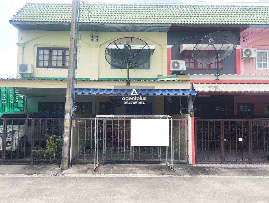 ทาวน์เฮ้าส์ 2 ชั้น โครงการเรือนแก้ว ศรีราชา ห่างจากถนนหนองคล้าใหม่ ประมาณ 1.5 กิโลเมตร การคมนาคมสะดวก สาธารณูปโภคครบครัน ใกล้แหล่งพักอาศัย