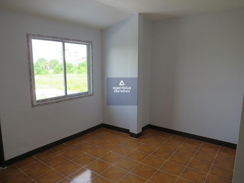 โครงการทรัพย์กมล บ้านเดี่ยว 2 ชั้น รีโนเวทแล้วพร้อมอยู่อาศัย การเดินทางสะดวก สามารถเข้า-ออกได้จากถนนสุวินทวงศ์ ซึ่งเชื่อมต่อกับถนนฉลองกรุงและถนนร่มเกล้าได้ง่าย มีแหล่งอำนวยความสะดวกครบครัน