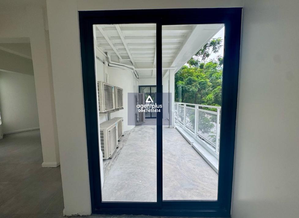 พื้นที่เช่าร้านค้า สปา คลินิค สำนักงาน ติดถนนใหญ่นราธิวาส สาทร 130 ตร.ม. อาคารโมบิคอม 4