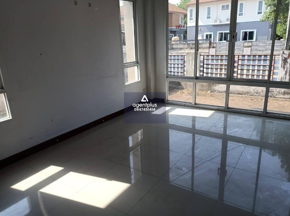 บ้านเดี่ยวชั้นเดียว โครงการเติมทรัพย์ ลิฟวิ่งโฮม ซอย 4 โครงสร้างอาคารคอนกรีตเสริมเหล็ก การคมนาคมเข้าออกสะดวก ตั้งอยู่ในแหล่มชุมชน ห่างจากถนนหมายเลข 363 ประมาณ 300 เมตร