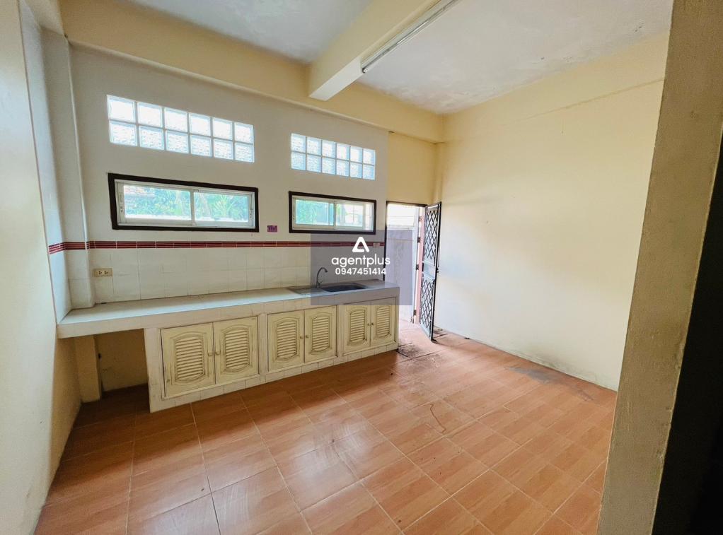 อาคารพาณิชย์ 3 ชั้น ติดถนนสายสุขุมวิท (ทล.3) เดินทางเข้า-ออกสะดวก อยู่ใกล้สถานที่สําคัญ สถานที่ราชการ, ห้างสรรพสินค้า, โรงเรียน