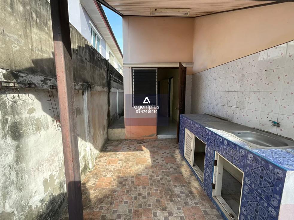 บ้านเดี่ยวชั้นเดียว คูณทรัพย์ทวีสุข 1 จากทางคู่ขนาดมอเตอร์เวย์ ชลบุรี-พัทยา(ทล.7) แยกเข้าซอยดับเพลิง ทำเลดีบริเวณโดยรอบเป็นแหล่งชุมชน การคมนาคมสะดวก สาธารณูปโภคพร้อม