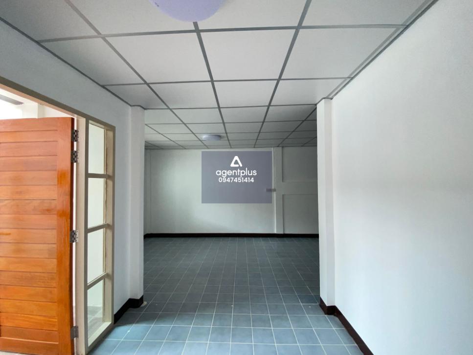 ทาวน์เฮ้าส์ 2 ชั้น ในซอยสุขุมวิท 21 ห่างจากถนนสุขุมวิท (ทล.3) ประมาณ 150 เมตร อยู่ในแหล่งพื้นที่ชุมชน การคมนาคมสะดวก