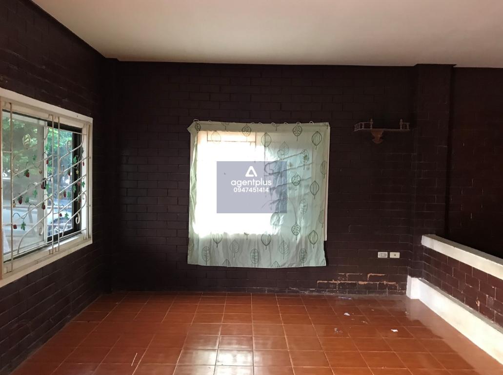 บ้านเดี่ยวชั้นเดียว เฮงรุ่งโรจน์ แยกจากถนนฉะเชิงเทรา-สัตหีบ (ทล.331) ช่วงแหลมฉบัง-บ่อวิน กม.ที่ 2 แยกเข้าถนนบ้านเด่าน 4 ประมาณ 260 เมตร ทำเลดี ติดถนน เดินทางเข้า-ออกสะดวก อยู่ในย่านชุมชน