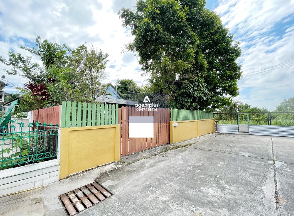 บ้านเดี่ยวชั้นเดียว ประดิษฐ์ไพศาล วิลเลจ ทำเลดี ติดถนนบ้านหนองคล้า แยกเข้าถนนหนองพังพวย 2 กม เดินทางเข้า-ออกสะดวก อยู่ในย่านชุมชน