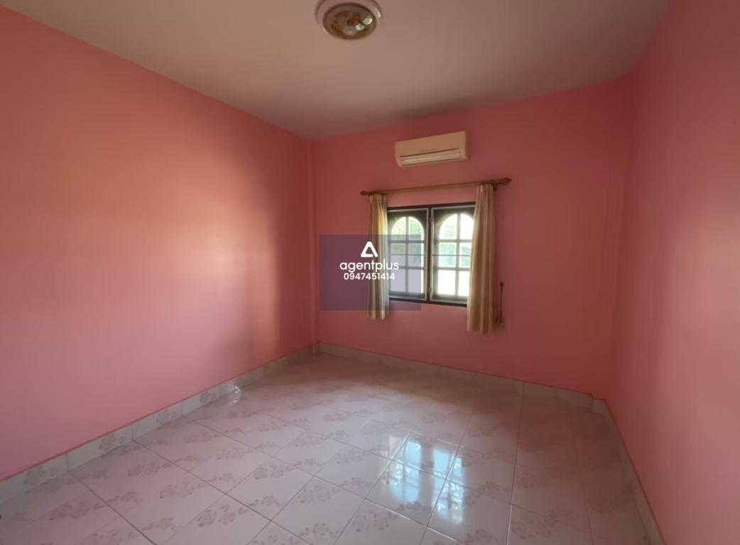 บ้านเดี่ยวชั้นเดียว จากทางคู่ขนาดมอเตอร์เวย์ ชลบุรี-พัทยา(ทล.7) แยกเข้าซอยดับเพลิง คูณทรัพย์ทวีสุข 1 ทำเลดีบริเวณโดยรอบเป็นแหล่งชุมชน การคมนาคมสะดวก สาธารณูปโภคพร้อม