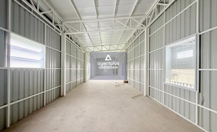 โกดังใหม่ให้เช่า รับน้ำหนักได้ 3 ตัน ทำเลร่มเกล้า 23 ลาดกระบัง