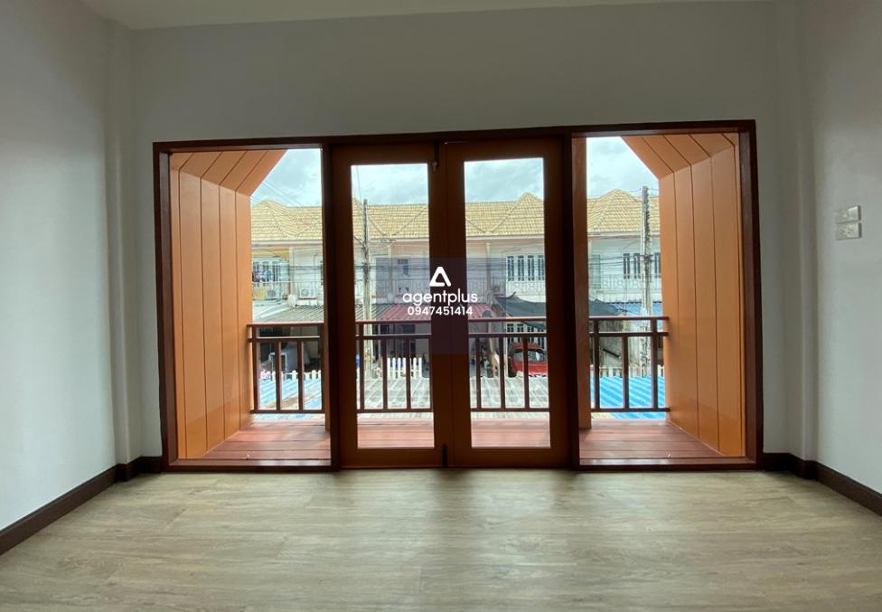 ทาวน์เฮ้าส์ 2 ชั้น การคมนาคมสะดวก สาธารณูปโภคครบครัน ซอยสุขุมวิท 59 ห่างจากถนนสุขุมวิท (ทล.3) ประมาณ 230 ม. โครงการนลินรัตน์