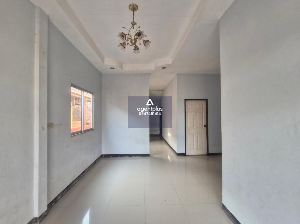 บ้านแฝดชั้นเดียว โครงสร้างอาคารคอนกรีตเสริมเหล็ก ในซ.ทรัพย์สมบัติ ถ.บ้านวังแขยง 8 ทรัพย์อยู่ห่างจากถนนสายปลวกแดง-ระเวิง ประมาณ 1 กิโลเมตร