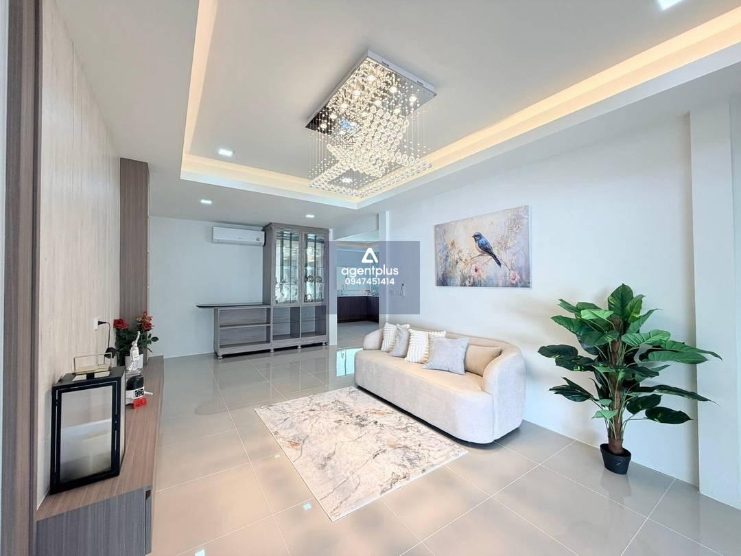 #ขาย!!  บ้านเดี่ยวหลังมุม รีโนเวทใหม่สไตล์ Modern Minimal พร้อมดาดฟ้า พื้นที่กว้าง 240 ตารางเมตร | ม.พัทยารุ่งเรือง เนินพลับหวาน