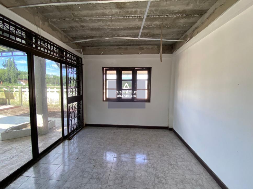 บ้านเดี่ยว โครงการสยามอีสเทอร์นโฮม บ้านเดี่ยว 2 ชั้น ทำเลดี เหมาะอยู่อาศัย การคมนาคมสะดวก สาธารณูปโภคมีไฟฟ้า น้ำบาดาล แยกจากถนนสาย 36 เข้าไปประมาณ 1 กม.