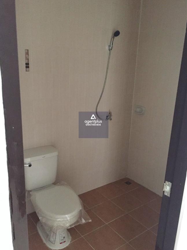 ทาวน์เฮ้าส์ 2 ชั้น ห่างจากถนนทล.331 ช่วงหลักกม.ที่ 92+600 แยกเข้าซอยทางเข้านิคมฯ อิสเทิร์นซีบอร์ด ประมาณ 1.5 กม. การคมนาคมสะดวก สาธารณูปโภคครบครัน ใกล้แหล่งชุมชน โครงการปารียา ศรีราชา