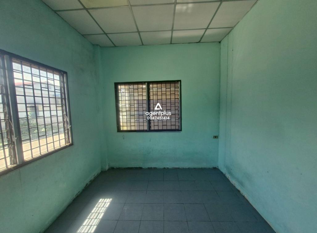 โครงการเคหะชุมชนระยอง ทาวน์เฮ้าส์ชั้นเดียว ถนนการ์เด้นโฮม แยกจากถนนสุขุทวิท (ทล.3) การคมนาคมสะดวก สาธารณูปโภคครบครัน บริเวณหน้าบ้านสามารถทำเป็นร้านขายของชำหรือสินค้าประเภทอื่น ๆ ได้