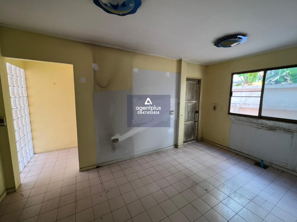 บ้านเดี่ยว 2 ชั้น ติดถนนสุขุมวิท (ทล.3) บริเวณ กม.ที่ 146+500 เซ็นทรัล ปาร์ค 2 ทำเลดีในแหล่งชุมชน บริเวณโดยรอบเป็นที่อยู่อาศัย สาธารณูปโภคครบครัน การเดินทางเข้า-ออกสะดวก