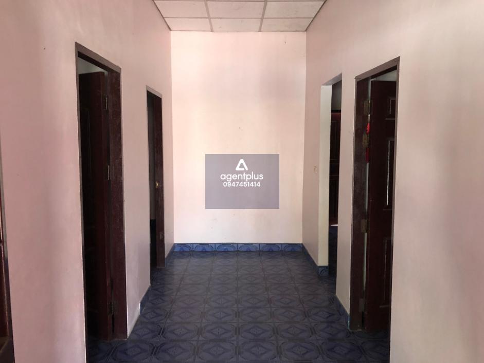 บ้านเดี่ยว โครงการไข่มุก ศรีราชา ทางไปที่ตั้งทรัพย์จากทางหลวงยุทธศาสตร์ สัตหีบ-พนมสารคาม (ทล.331) แยกเข้าถนนอีสเทริ์นซีบอร์ด ประมาณ 3.4 กม. แยกเข้าถนนสายพันเสด็จใน-หนองก้างปลา ประมาณ 600 เมตร