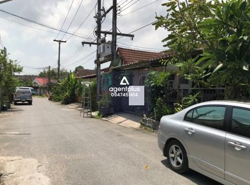 บ้านเดี่ยวชั้นเดียว บ้านเคียงเขา ชลบุรี ถนนสุขุมวิท (ทล.3) ช่วง กม.ที่ 118+500 แยกเข้าถนนเก้ากิโล ประมาณ 1.3 กม. แยกขวาเข้าซอยโครงการประมาณ 150 เมตร เดินทางเข้า-ออกสะดวก อยู่ในย่านชุมชน