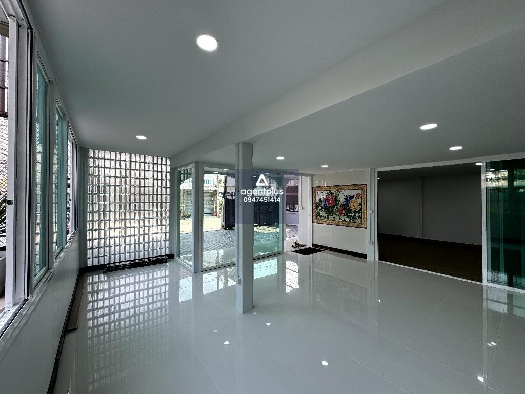 ให้เช่า Home Office / บ้านสำนักงาน พร้อมเข้าใช้งาน  บ้านรีโนเวทใหม่ ทำเลนวมินทร์ ใกล้ถนนใหญ่เพียง 70 เมตร