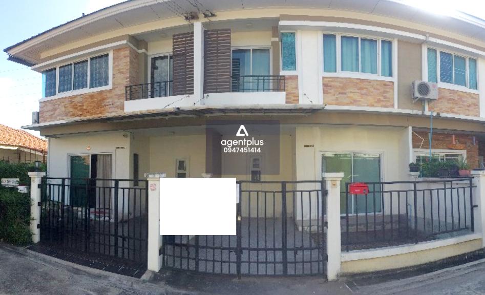 ทาวน์เฮ้าส์ 2 ชั้น เดอะเซ็นทรัล 2 ศรีราชา ห่างจากถนนสายศรีราชา-หนองยายบู่ แยกเข้าซอยหมอย้อย ประมาณ 1 กม. เดินทางเข้า-ออกสะดวก อยู่ใกล้แหล่งชุมชน