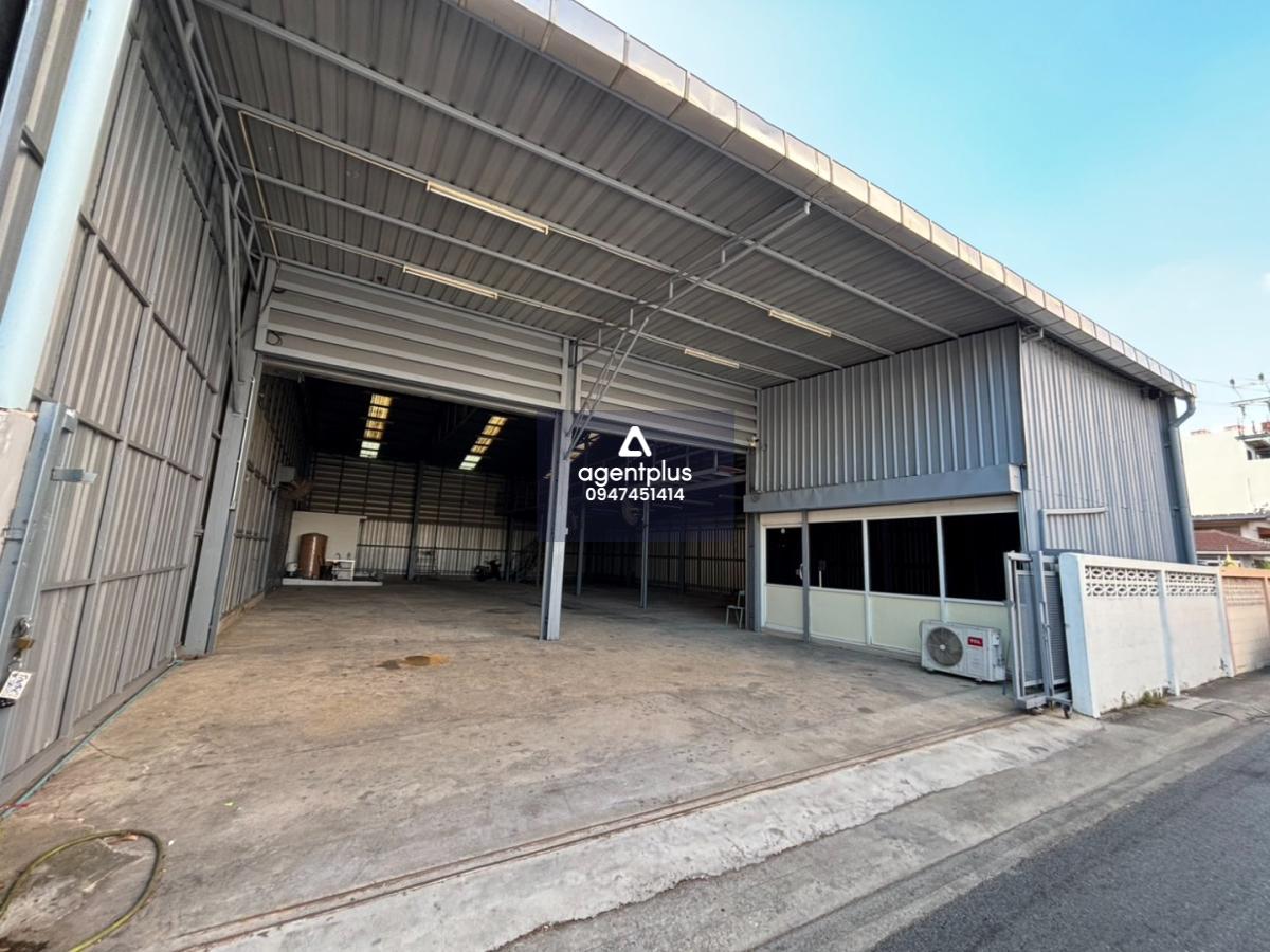 ให้เช่าโกดัง พร้อมออฟฟิศ ทำเลรัชดาภิเษก  ซอยรุ่งเรือง ถ.รัชดาภิเษก (ตรงข้ามบุญถาวร)