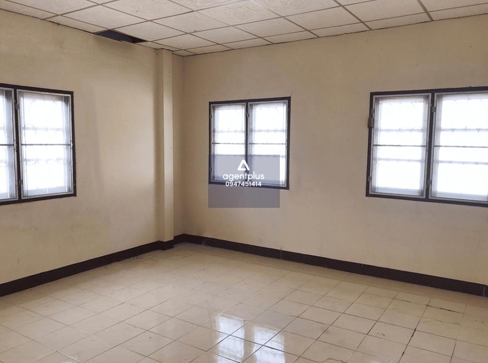 บ้านเดี่ยวชั้นเดียว ถนนเทศบาลตำบลคลองตำหรุ 5 แยกจากถนนสุขุมวิท (ทล.3) บ้านทวีทรัพย์ ทำเลดีในแหล่งชุมชน บริเวณโดยรอบเป็นที่อยู่อาศัยและที่ดินเปล่าสาธารณูปโภคพร้อม การเดินทางสะดวก