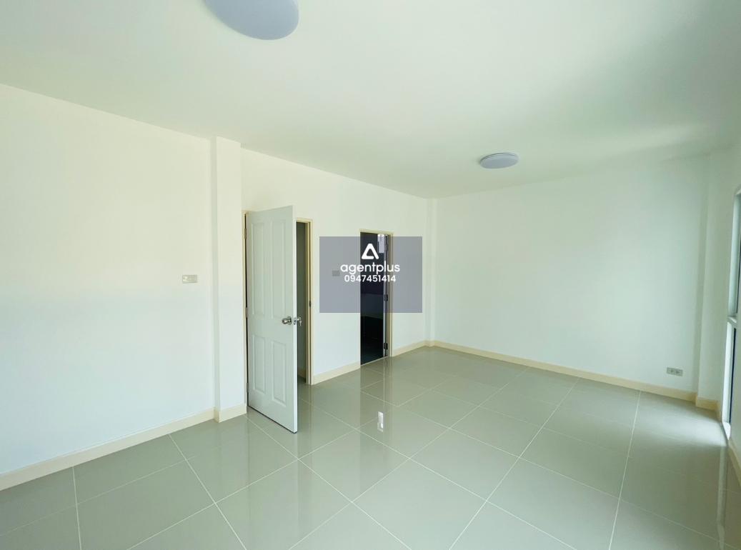 ทาวน์เฮ้าส์ 2 ชั้น บุษบา เขาดิน-สวนเสือ จากถนนเลียบมอเตอร์เวย์ แยกเข้าซอยเขาดิน ทำเลดี เดินทางเข้า-ออกสะดวก สาธารณูปโภคพร้อม