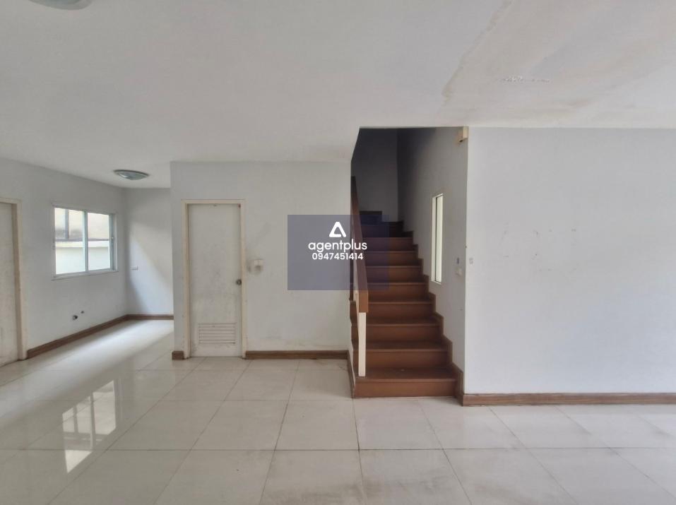 ทาวน์เฮ้าส์ 2 ชั้น โครงสร้างอาคารคอนกรีตเสริมเหล็ก โครงการเอพลัสกรีนโฮม ปลวกแดง ซอยไทยสบาย โครงการอยู่ห่างจากถนนสายปลวกแดง-วังตาผิน (รย.3080) ประมาณ 930 เมตร