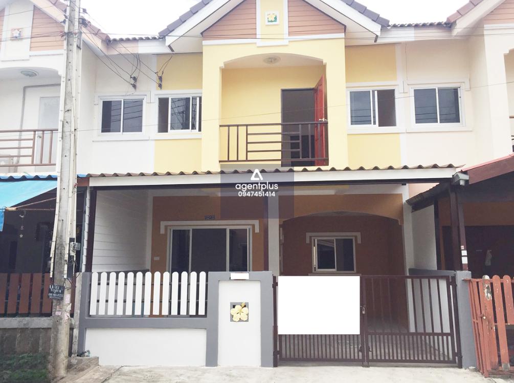 ทาวน์เฮ้าส์ 2 ชั้น ห่างจากถนนทล.331 ช่วงหลักกม.ที่ 92+600 แยกเข้าซอยทางเข้านิคมฯ อิสเทิร์นซีบอร์ด ประมาณ 1.5 กม. การคมนาคมสะดวก สาธารณูปโภคครบครัน ใกล้แหล่งชุมชน โครงการปารียา ศรีราชา