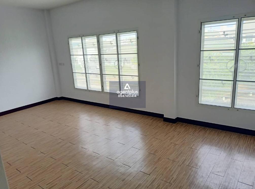 บ้านเดี่ยว 2 ชั้น เพลินใจ 4 เมืองระยอง ปรับปรุงใหม่ ทำเลดีใกลถนนเลี่ยงเมืองระยอง และตั้งอยู่ในแหล่งชุมชน ตรงข้ามสถานีขนส่งผู้โดยสารจังหวัดระยอง แห่งที่ 2 ใกล้สถานที่ราชการ ร้านอาหาร ร้านสะดวกซื้อ บริเวณรอบบ้านมีพื้นที่กว้างขวาง