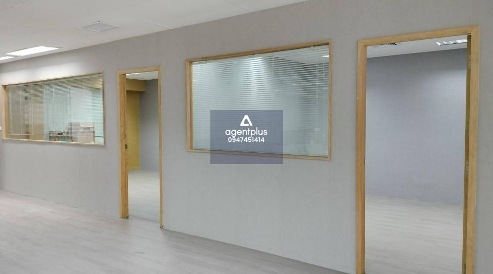 ขายสำนักงาน พื้นที่เกือบ 300 ตร.ม. แถมอุปกรณ์สำนักงานให้ตามภาพ อาคารลุมพินีทาวเวอร์ ลิฟท์ 12 ตัว แยกโซนสูง-ต่ำ สะดวกสบายต่อผู้มาติดต่อ สำนักงานสภาพดี ทั้งสำนักงานและ อุปกรณ์ พร้อมใช้งาน สามารถเข้าใช้งานได้ทันที