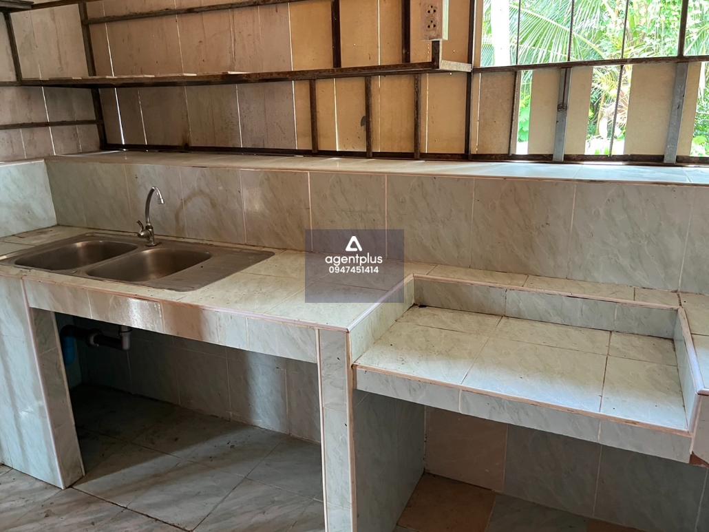 บ้านเดี่ยวชั้นเดียว โครงการอ่าวไทยธานี ทำเลดี การคมนาคมสะดวก สาธารณูปโภคครบครัน ห่างจากถนนสายบ้านแลง-นาตาขวัญ (ทล.3139) ประมาณ 680 เมตร