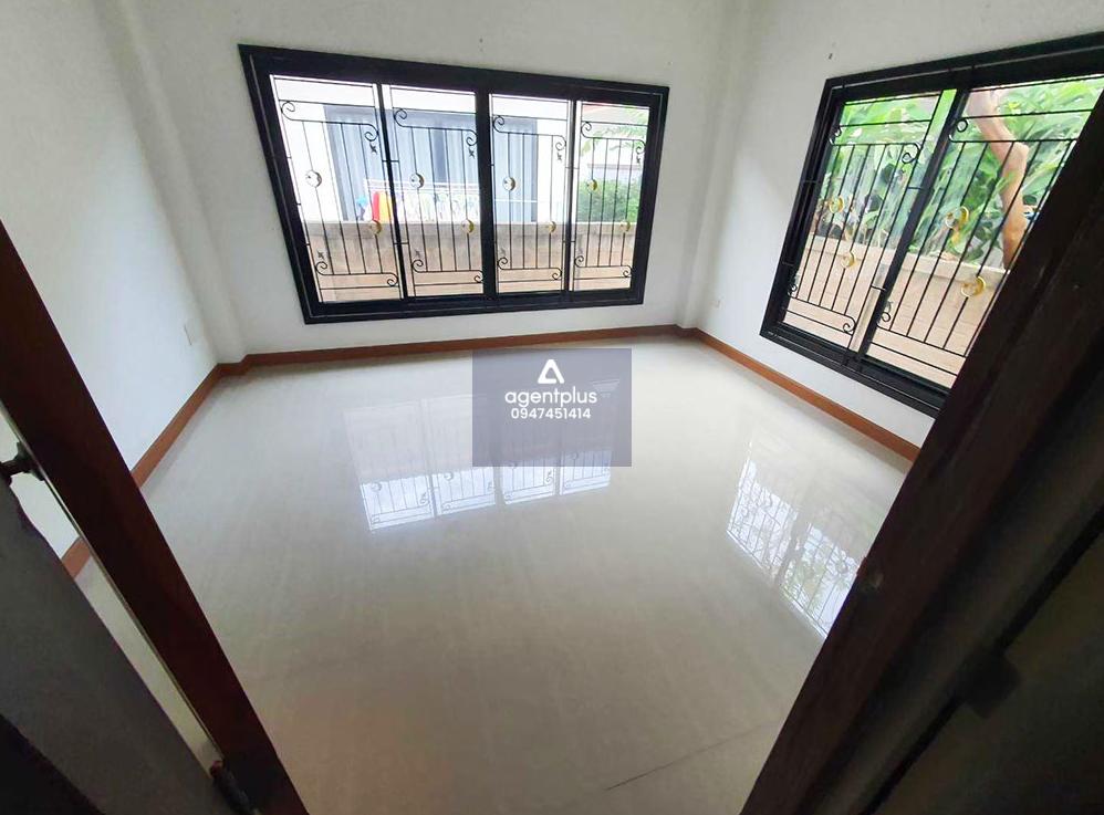 บ้านเดี่ยวชั้นเดียว บริเวณใกล้เคียงเป็นที่อยู่อาศัย ห่างจากถนนสายเก่าประมาณ 150 เมตร การคมนาคมสะดวก สาธารณูปโภคพร้อม ใกล้สิ่งอำนวยความสะดวก