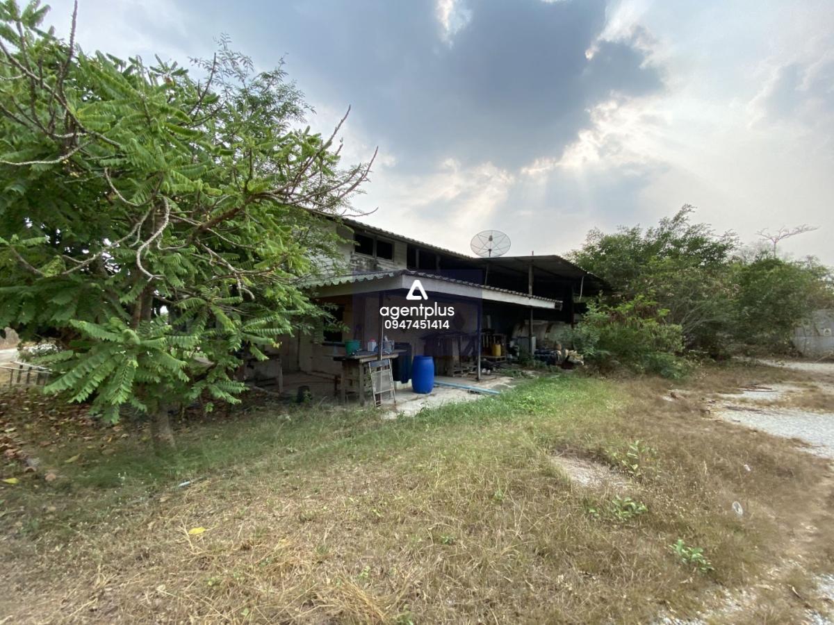 โรงงาน พร้อมที่ดินเปล่าจำนวณ 2 แปลง มีสิ่งปลูกสร้าง จำนวณ 3 รายการ ทำเลดีใกล้ถนนใหญ่ เดินทางเข้า-ออกสะดวก