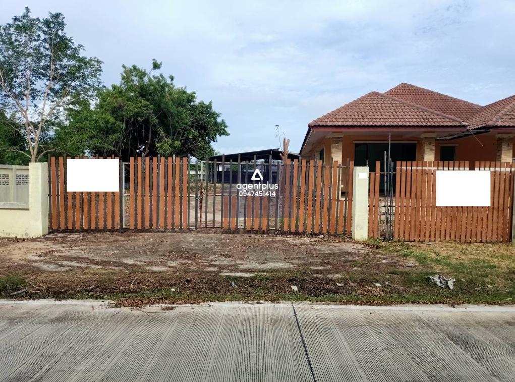 บ้านเดี่ยวชั้นเดียว เป็นที่ดินพร้อมสิ่งปลูกสร้าง อยู่ถนนเลียบคลองชลประทาน แยกจากถนนข้างอำเภอ อยู่ในแหล่งชุมชน