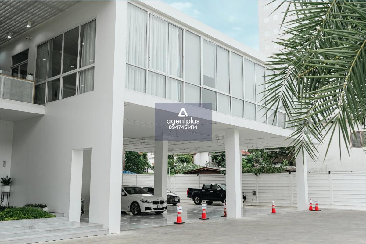 อาคารสำนักงานขนาดใหญ่ พร้อมเฟอร์นิเจอร์และระบบครบ ศรีนครินทร์