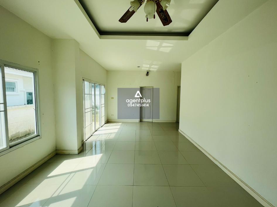 บ้านเดี่ยวชั้นเดียว ทำเลดี ติดถนนแยกเจ-เกษมพล (ทล.332) อิสตินี พาร์ค 5 ชลบุรี เดินทางเข้า-ออกสะดวก อยู่ในย่านชุมชน