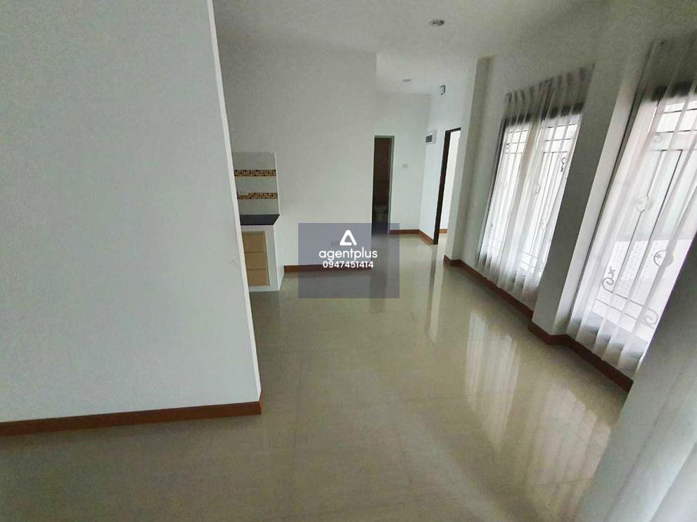 บ้านเดี่ยวชั้นเดียว บริเวณใกล้เคียงเป็นที่อยู่อาศัย ห่างจากถนนสายเก่าประมาณ 150 เมตร การคมนาคมสะดวก สาธารณูปโภคพร้อม ใกล้สิ่งอำนวยความสะดวก