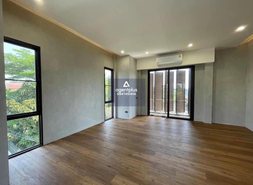 ให้เช่าพื้นที่สำนักงาน ออฟฟิศ คลีนิค ร้านค้า (ซอยชักพระ 19 ใกล้ตลาดน้ำตลิ่งชัน สำนักงานเขตตลิ่งชัน) อาคารใหม่ ได้รับการออกแบบอย่างสวยงาม ช่วยสร้างภาพลักษณ์ให้กับธุรกิจของคุณ พร้อมเข้าอยู๋ได้ทันที ติดแอร์แล้ว มีลานจอดรถบริการ