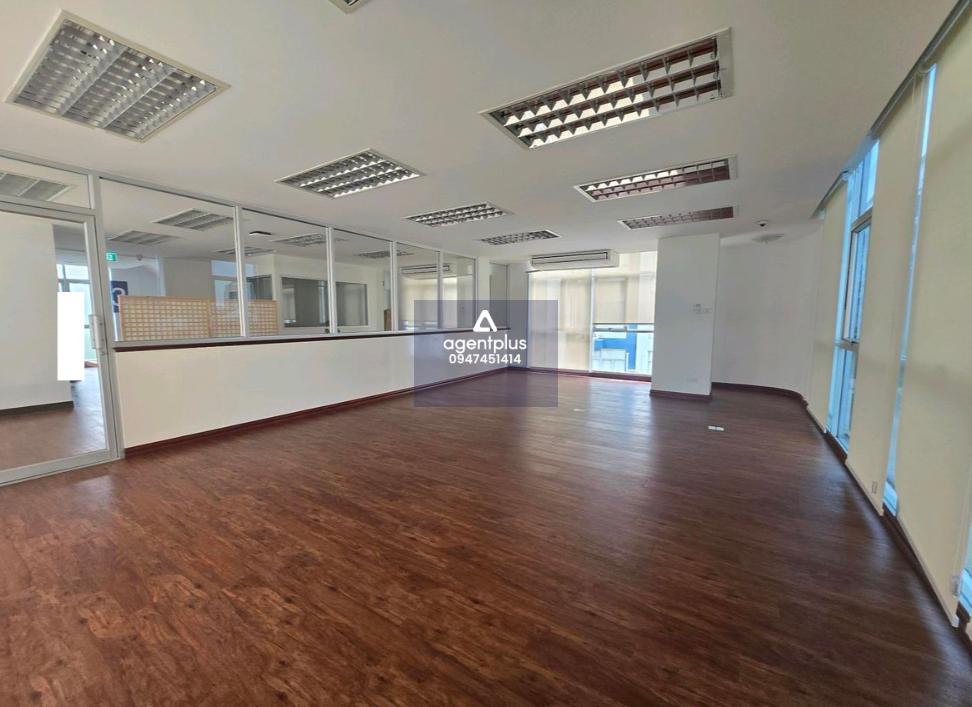 อาคารสำนักงานให้เช่า 8 ชั้น พร้อมลิฟท์ ศรีนครินทร์ 40 ฝั่งตรงข้ามซีคอนสแควร์