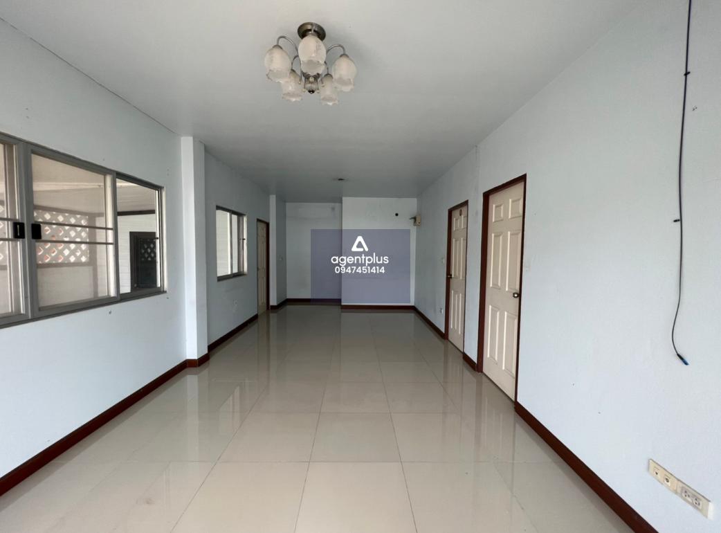 บ้านแฝดชั้นเดียว บ้านสวน กษิรา ติดถนนซอยชุมชนหนองหว้า เดินทางเข้า-ออกสะดวก อยู่ในแหล่งชุมชน