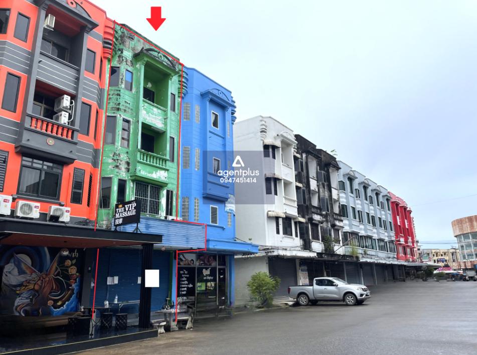 อาคารพาณิชย์ 4 ชั้น ทำเลดี ใจกลางเมืองภูเก็ต ภายในย่านสถานบันเทิง โครงการติดถนนสายหลัก เดินทางเข้า-ออกสะดวก เหมาะสำหรับประกอบธุรกิจหรือการลงทุนปล่อยเช่า โครงการพูนผล ไนท์พลาซ่า ภูเก็ต