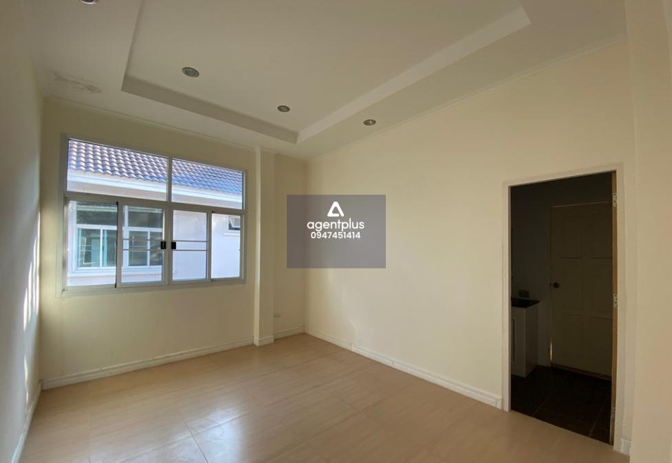 บ้านเดี่ยว โครงการสวนสน พารากอน กรีน รีสอร์ท ทำเลดี ติดถนนวโนภาส ใกล้หาดสวนสนเพียง 550 เมตร การคมนาคมสะดวก อยู่ในย่านชุมชน